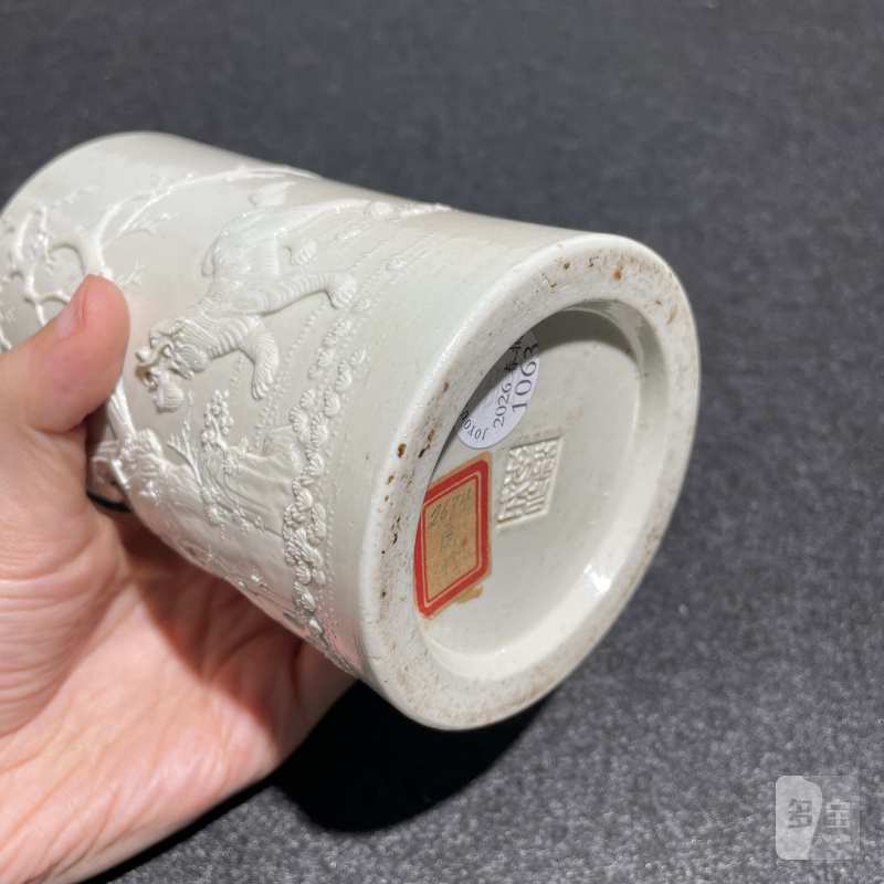清中期 白釉浮雕松鹰图笔筒 - 图11